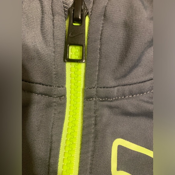 Nike lightweight tricot jacket , size 4-5 yr - Picture 5 of 6